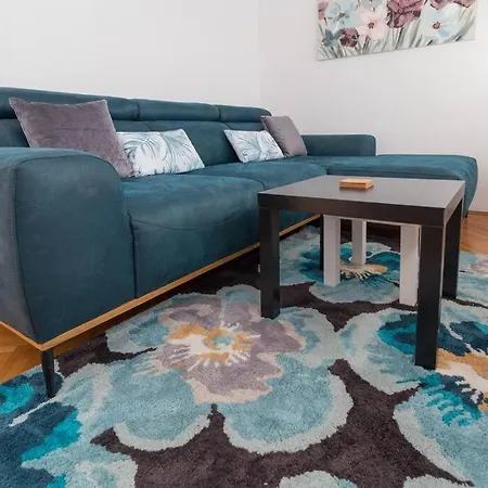 Lali - Updated 2br Near Old Town Apartment