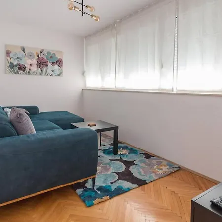 Lali - Updated 2br Near Old Town Apartment
