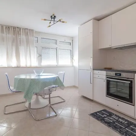 Apartment Lali - Updated 2br Near Old Town